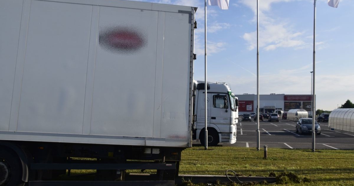 Przyczepa odpięła się od TIR-a i pognała na zakupy