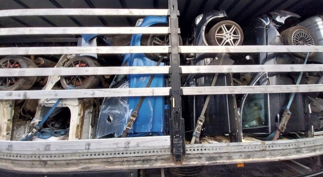 Litewska ciężarówka pod lupą ITD. Przewożone połówki i części samochodowe uznano za złom