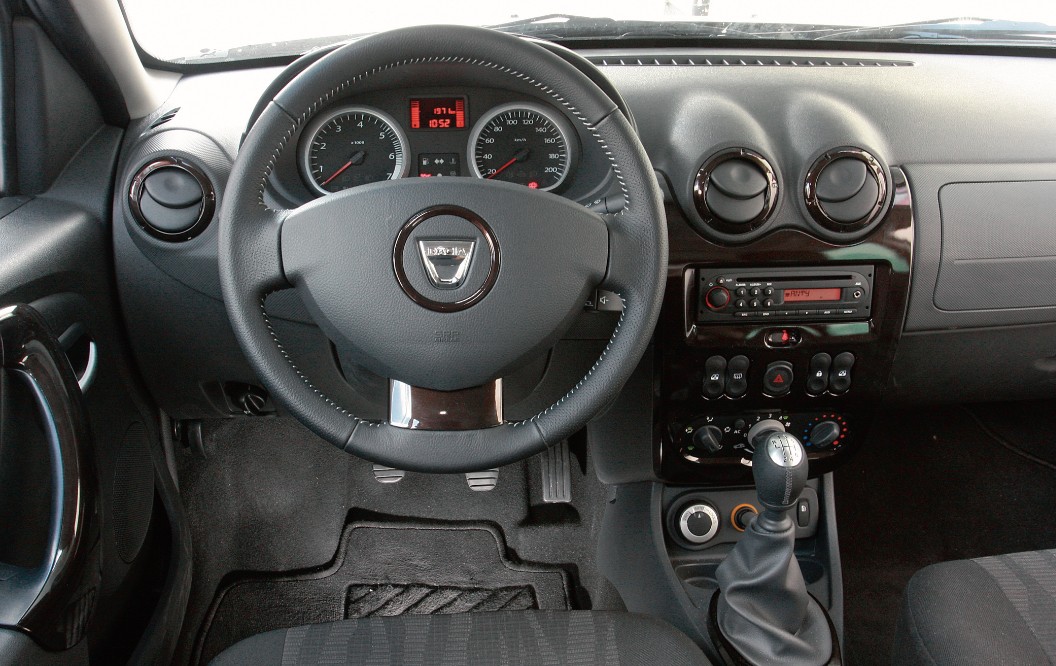 Tandetne plastiki, zwłaszcza przed modernizacją. Sporo aut z polskich salonów, ale wyposażenie często dość średnie