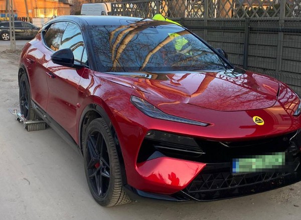 Policjanci odnaleźli w Kobyłce nietypowy samochód. To Lotus Eletre