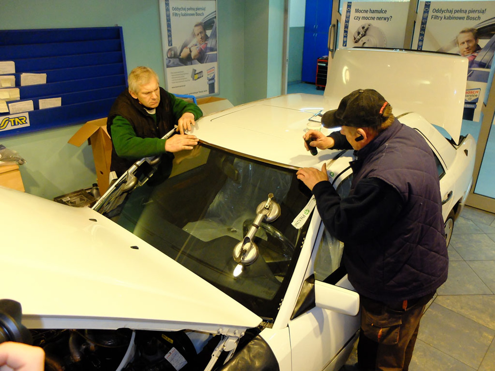 Przednia szyba: wymienić czy naprawiać?