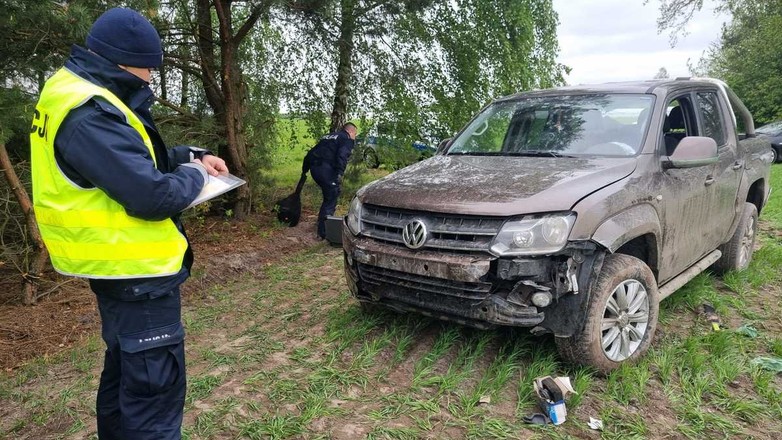 Kierowca VW Amaroka uciekał przez trzy powiaty i rozbił blokadę policyjną