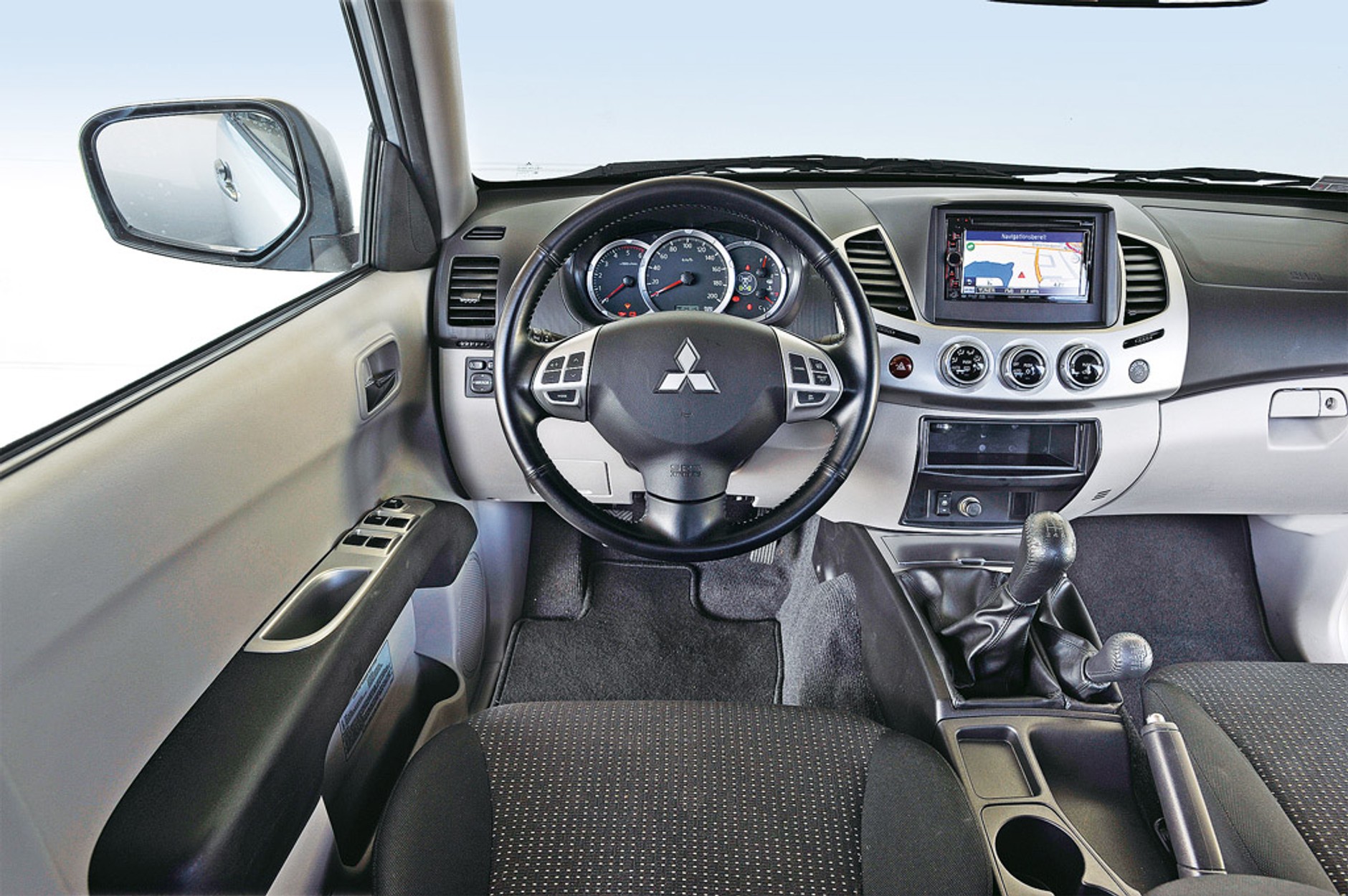 Zabawy w piasku dla dorosłych: Nissan Navara kontra Toyota Hilux, Ford Ranger, Mitsubishi L200 i VW Amarok