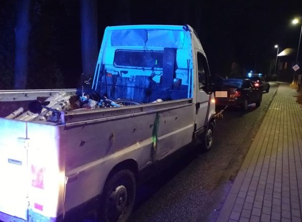 Policjanci zatrzymali holujące się auta. Takiej sytuacji się nie spodziewali