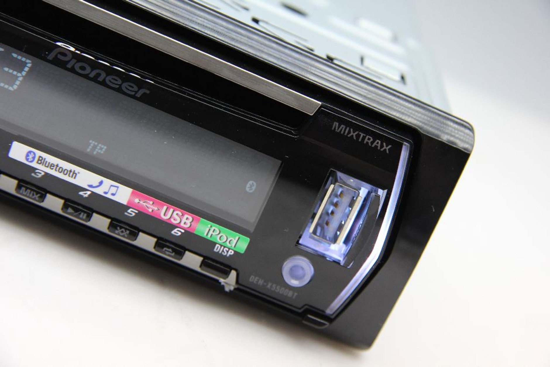 USB służy w DEH-X5500BT również jako źródło zasilania.