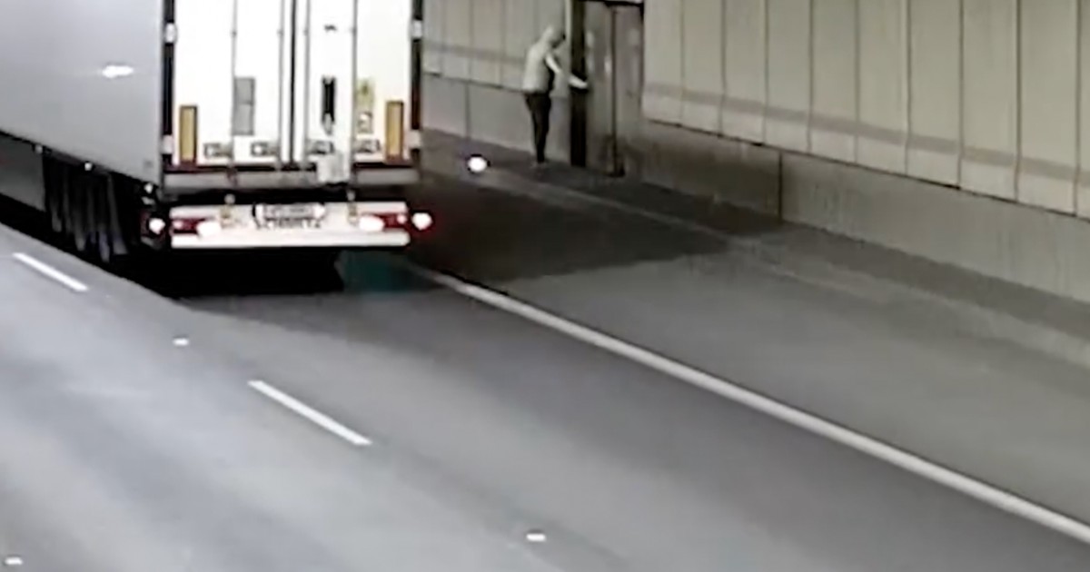 Pieszy w tunelu na Południowej Obwodnicy Warszawy