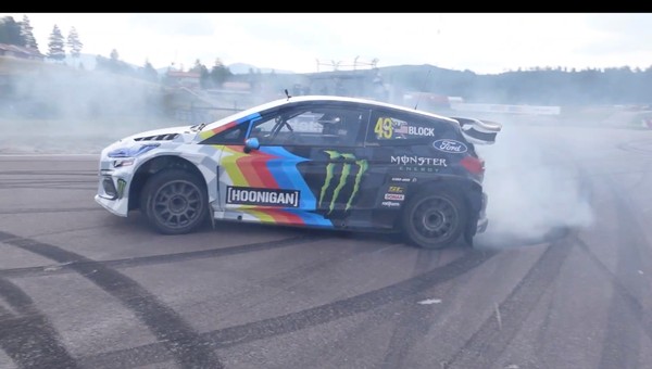 Ken Block pali gumę elektryczną rajdówką