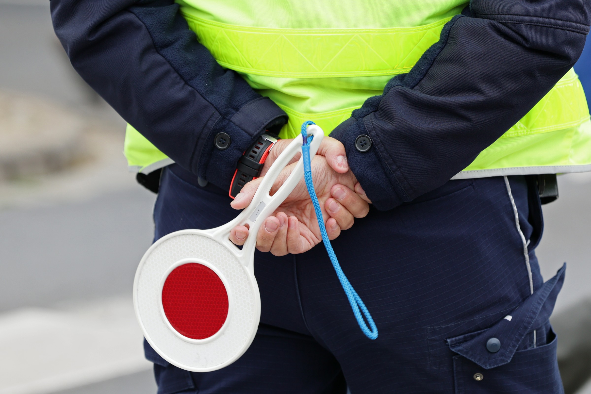 Policjanci z ukrycia patrzą P-12, a kierowcy ich nie widzą. Potem dostają po osiem pkt i 300 zł