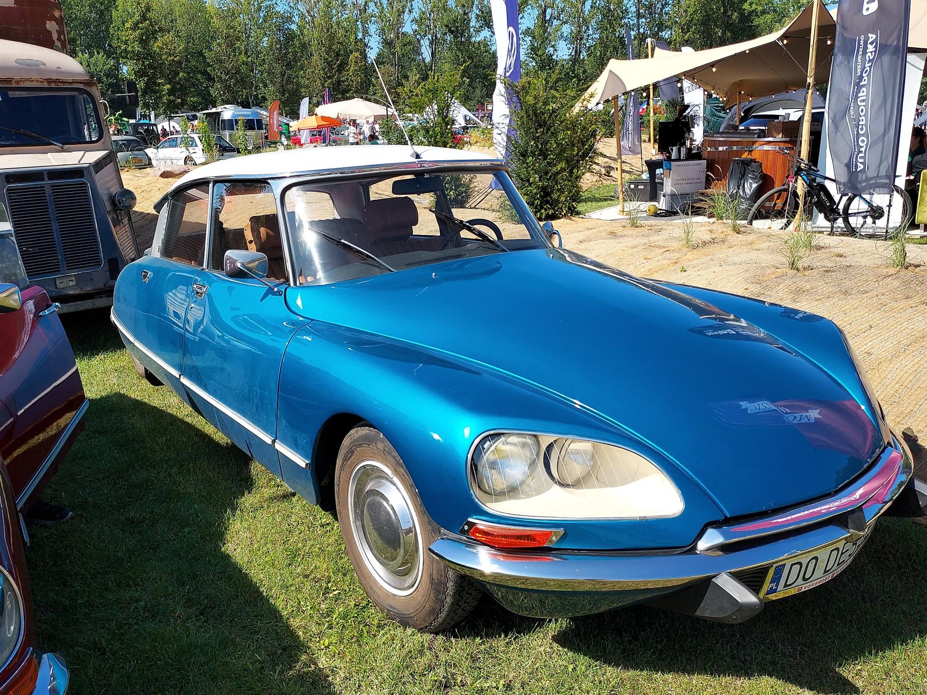 Klasyczne pojazdy na zamku Topacz 2024. Citroen DS