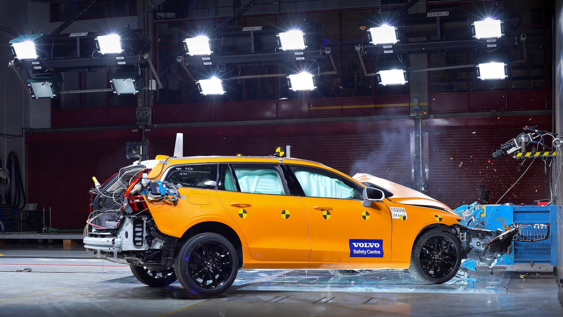 Kurtyny bezpieczeństwa w Volvo są tak zaprojektowane, by chronić także osoby o niskim wzroście