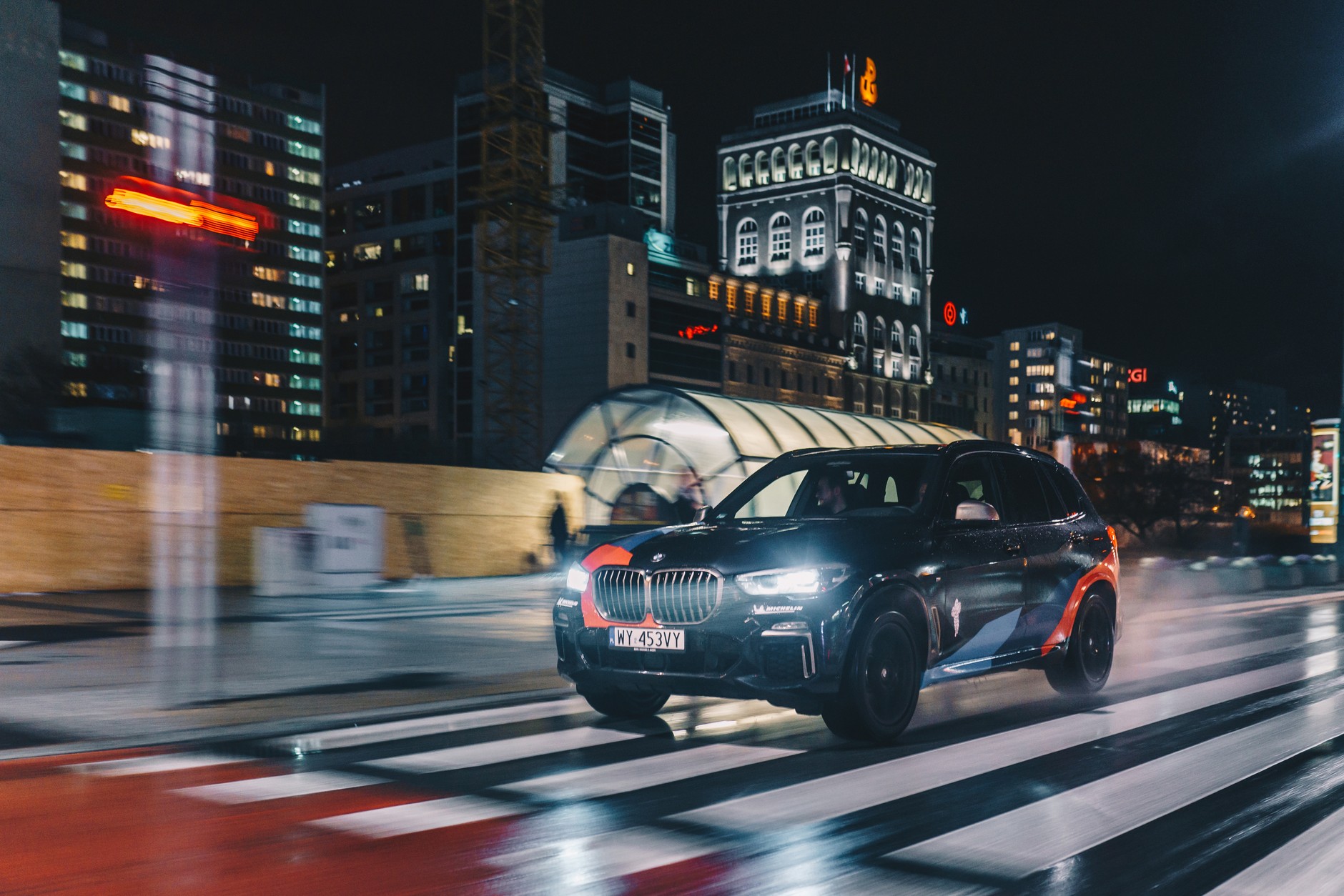 Nawet w bardzo zaawansowanych technologicznie autach cyfrowa asysta kierowcy musi polegać na jakości opon