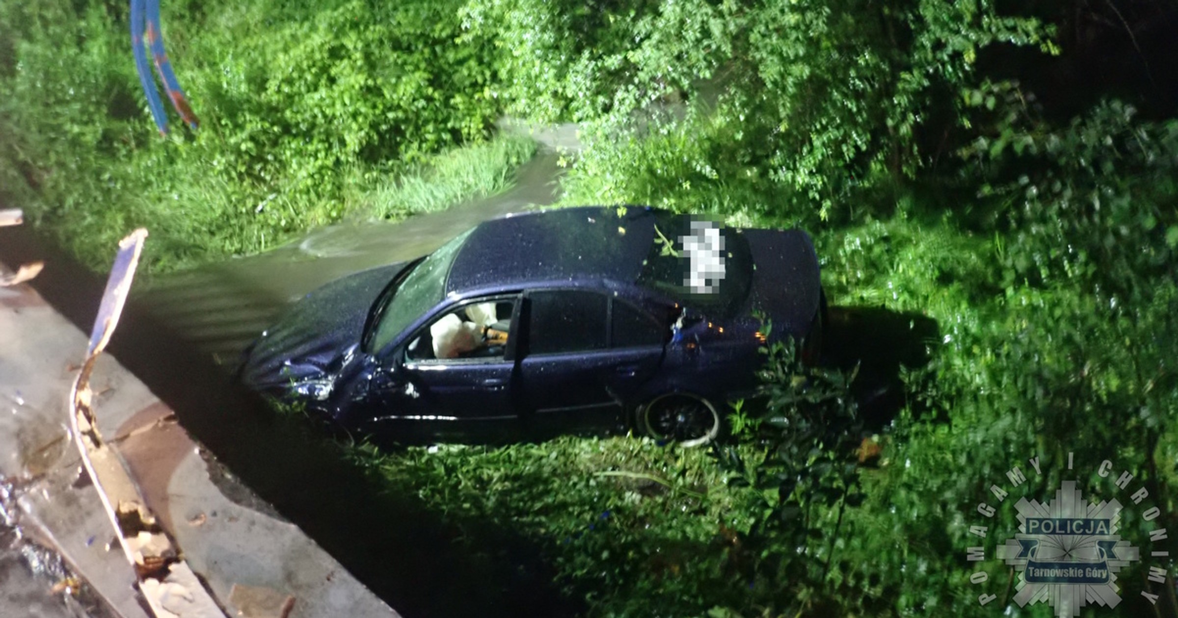 Kierowca BMW jazdę zakończył w rzece