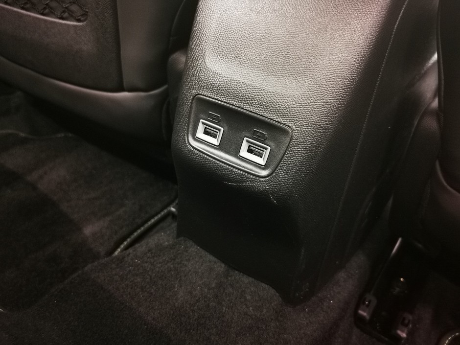 Peugeot e-208"