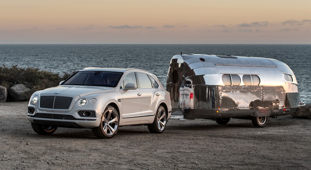 Bentley Bentayga z przyczepą Bowlus Road Chief