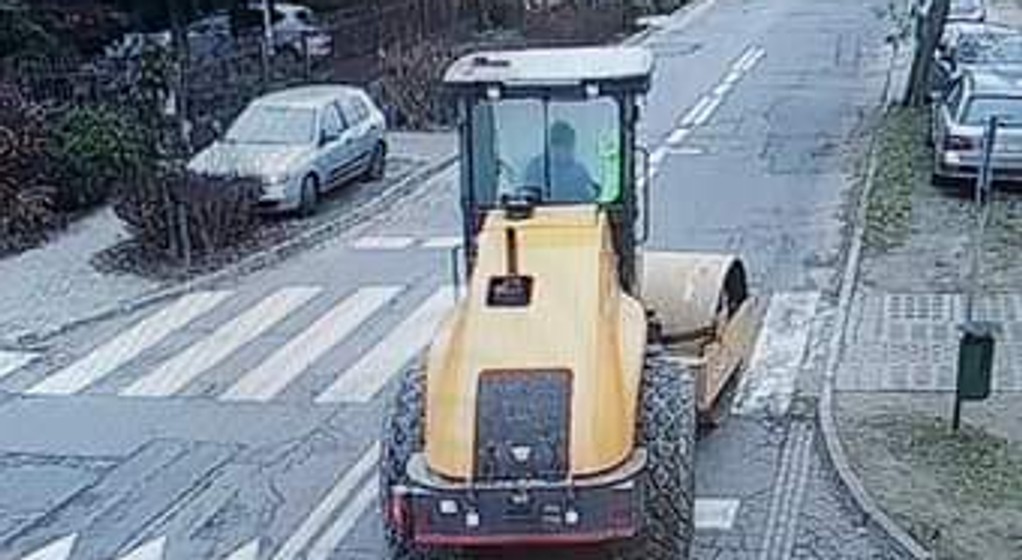 Walcem wjechał na osiedlową uliczkę