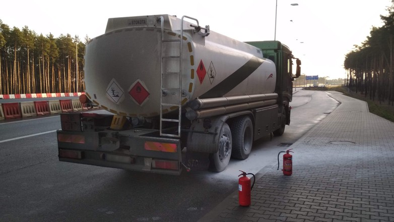 Funkcjonariusze Krajowej Administracji Skarbowej ugasili cysternę