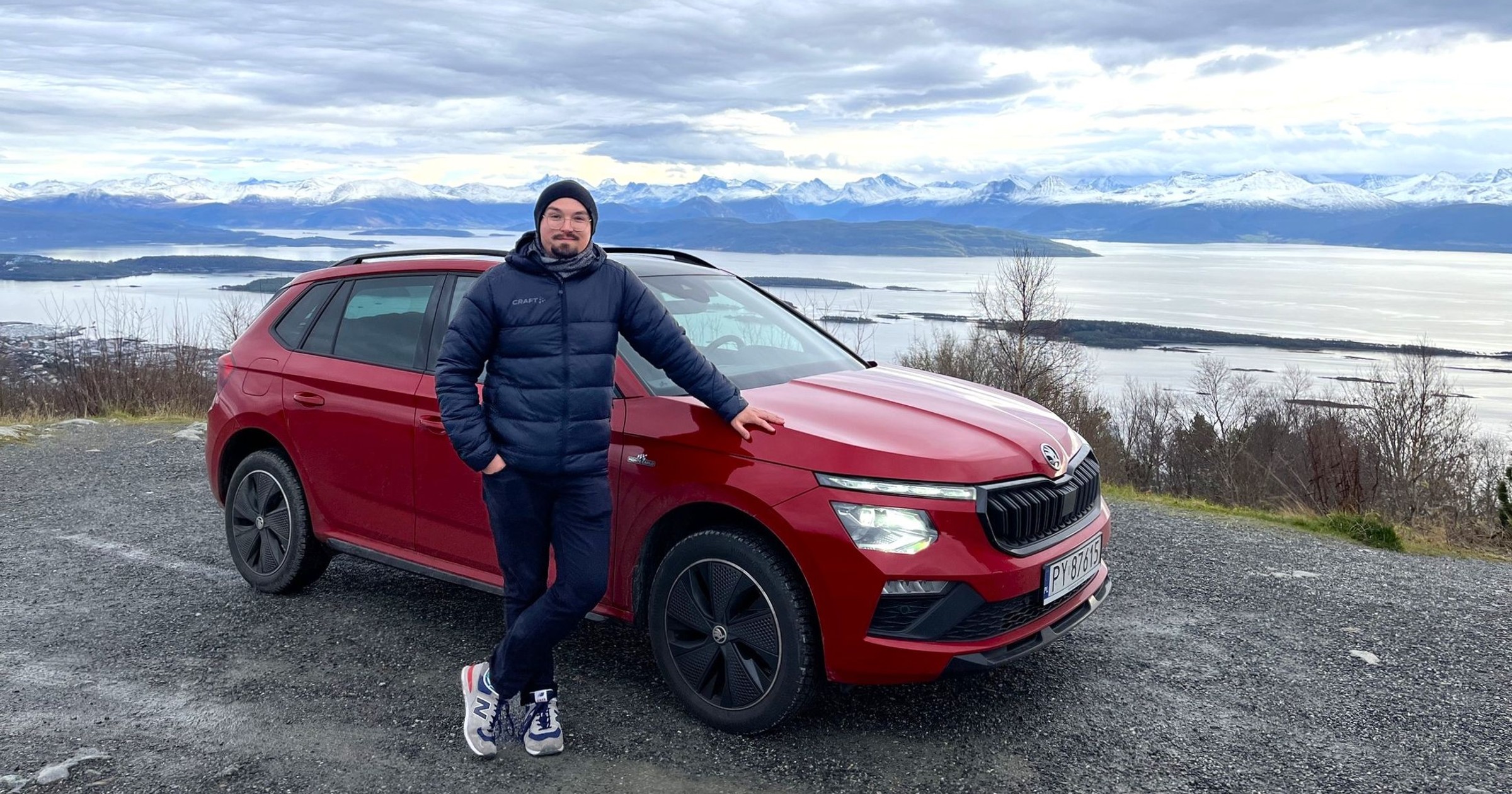 Długodystansowa Skoda Kamiq 1.5 TSI na punkcie widokowym Varden nad miastem Molde (Norwegia)