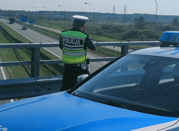 Policjanci zatrzymali się na wiadukcie nad autostradą A4. Chwilę później 10 kierowców dostało mandat