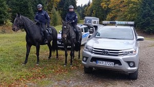 Policjanci zamienili konie mechaniczne na fizyczne. Z troski o przyrodę i turystów