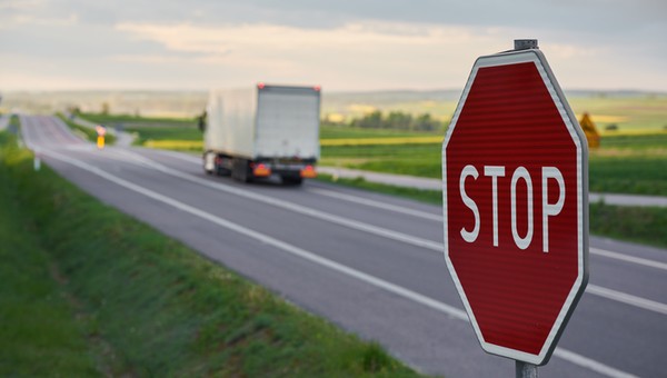 To jeden z najważniejszych znaków na drodze. Wyjaśniamy, jak się zachować, widząc znak STOP