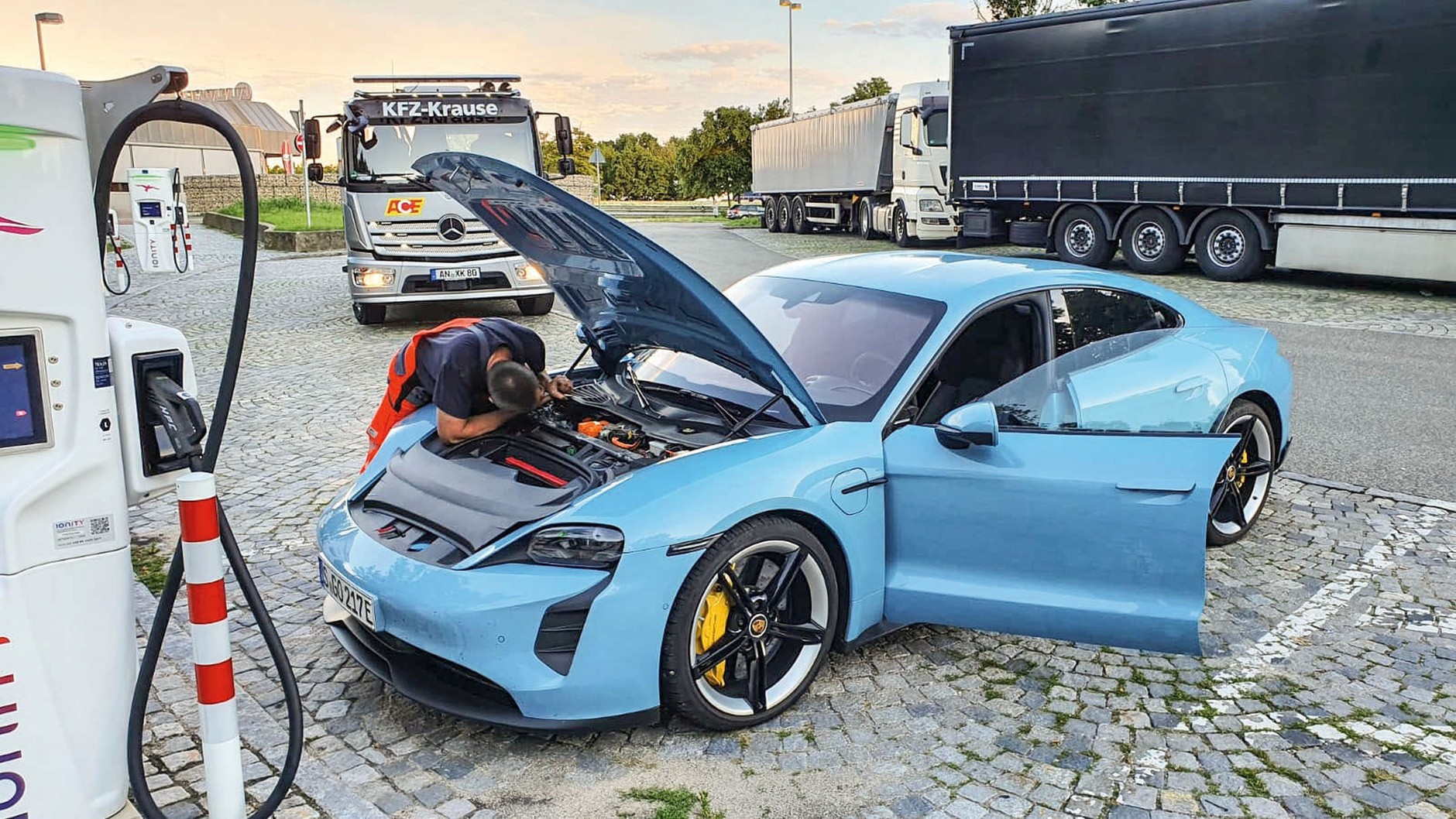 Porsche Taycan 4s: czasem pojawiały się problemy z ładowaniem, ale tylko raz konieczna była interwencja pomocy drogowej. Doraźnie wystarczyło podładować akumulator 12 V, później bateria została wymieniona, wgrano też aktualizację oprogramowania.