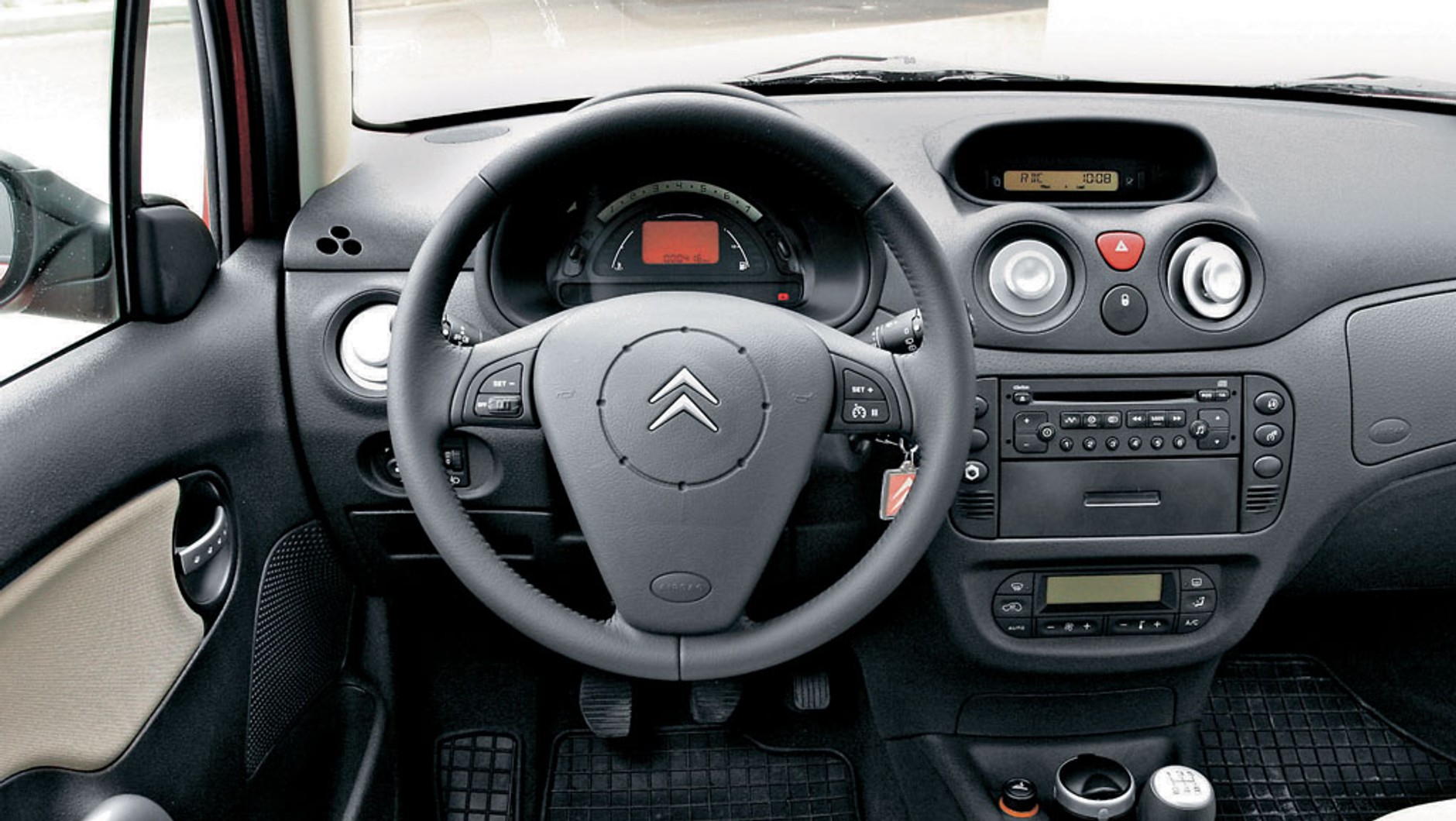 Z pozoru to proste auto, ale ma już multipleksową instalację elektryczną (w dużej części), z powodu której występują liczne chwilowe błędy lub dokuczliwe awarie wyposażenia, np. pod wpływem wilgoci. Zawodzą m.in. wycieraczki szyb, przełącznik kierunkowskazów, nawiew czy centralne zamki.
