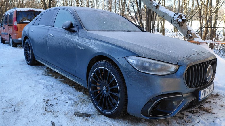 Samochód pokryty solą drogową