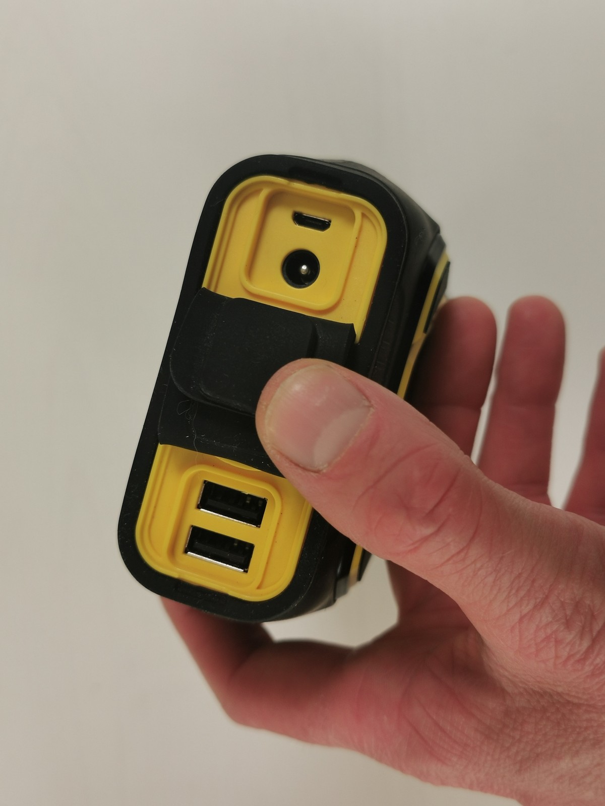 Mobilne magazyny energii: dobre gniazda USB (jednowydajne  w standardzie QC 3.0), ale ładowanie powerbanka tylko przez USB. Na szczęście przy użyciu mocnej ładowarki urządzenie przez noc naładuje się do pełna.