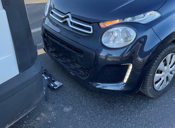 To była drobna stłuczka na parkingu. Kosztowała kierującą 70 tys. zł