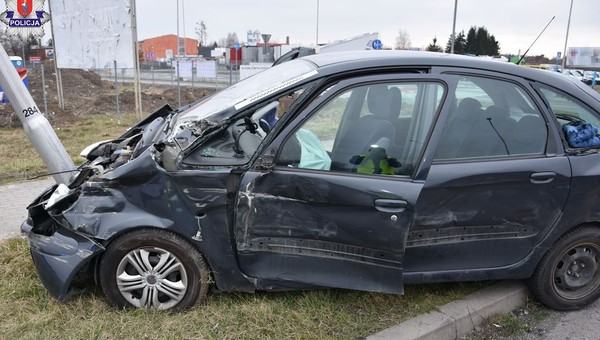 Ciężarówka staranowała Citroena. Policja: kierująca autem osobowym uderzyła w ciężarówkę. Sprawdzamy, kto ma rację