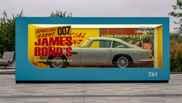 Aston Martin DB5 Jamesa Bonda w formie "zabawki" w skali 1:1