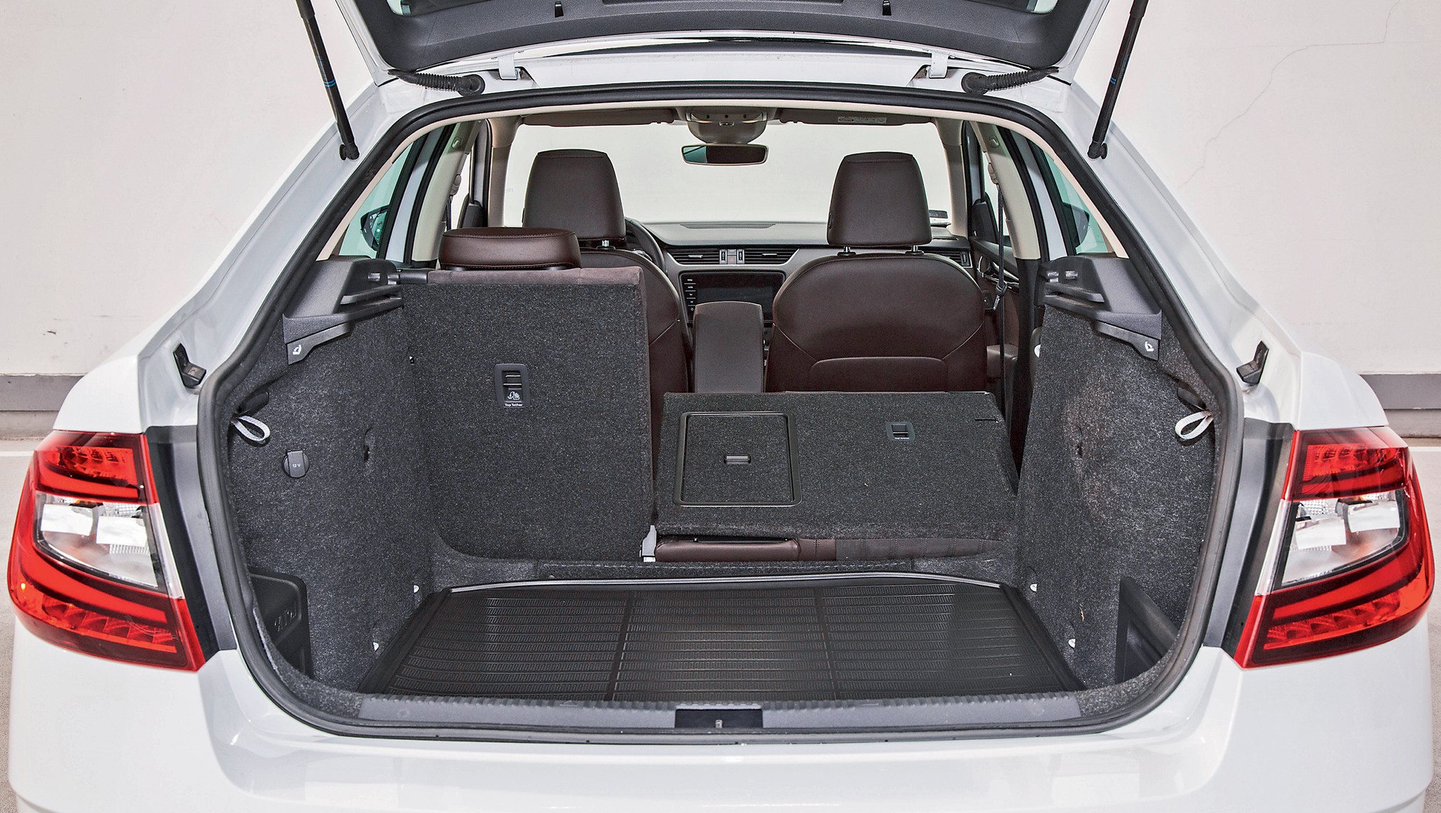 Czy warto dopłacać do Octavii? Jeśli potrzebujecie kompaktu o cechach typowych dla auta klasy średniej, to na pewno. Jeżeli jednak przestrzeń aż takiej roli nie gra, to można spojrzeć na nieco tańsze propozycje konkurencji. Škoda Octavia III była dostępna jako liftback i kombi oraz z największą w tym zestawieniu gamą silników.