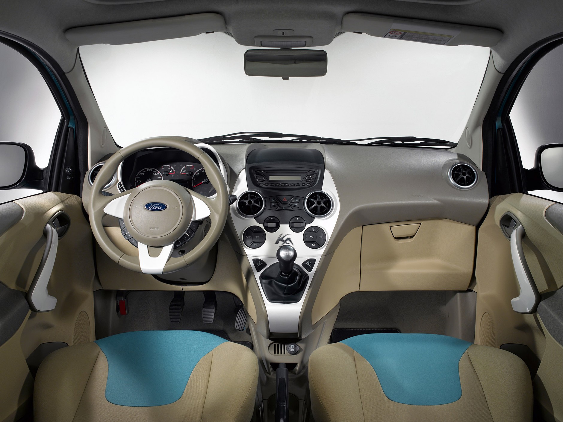 Obecnie najtańsza wersja wyposażeniowa Forda Ka została wyceniona na 30 700 zł. Na pokładzie tej odmiany znajdziemy zaledwie niezbędne minimum potrzebne do sprawnego przemieszczania się z miejsca na miejsce.