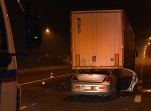 "Wbił" się w naczepę ciężarówki. Tragiczny wypadek na autostradzie A4