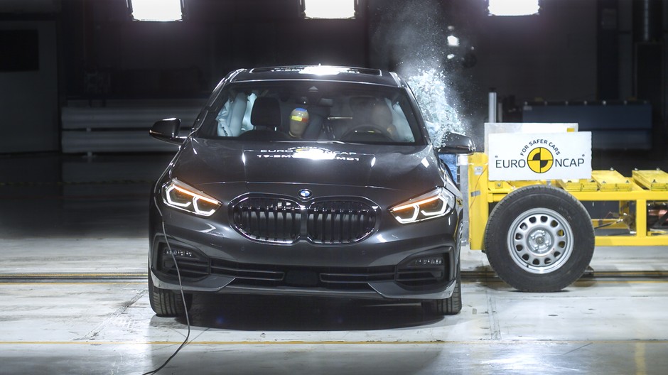Testy zderzeniowe: BMW serii 1 i serii 3, Peugeota 208 oraz Jeepa Cherokee