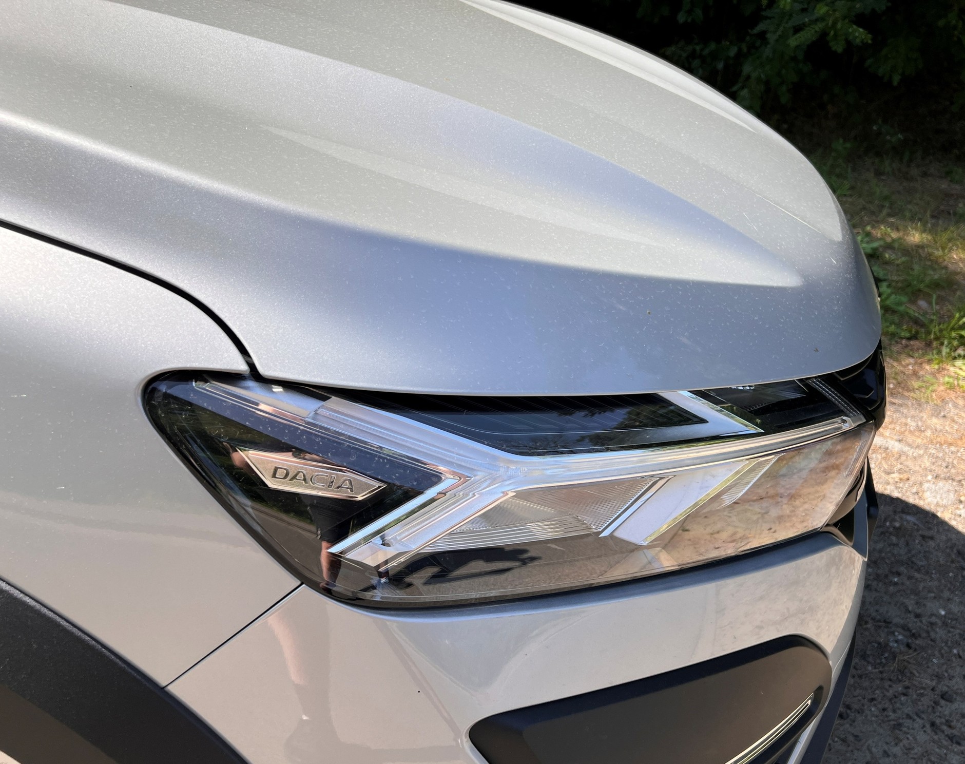 W reflektorach Joggera znalazły się listwy LED-owe o typowym dla Dacii kształcie.