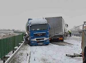 Kierowca tira najechał na inną ciężarówkę. Autobus wypadł z drogi. Trudne warunki na drogach