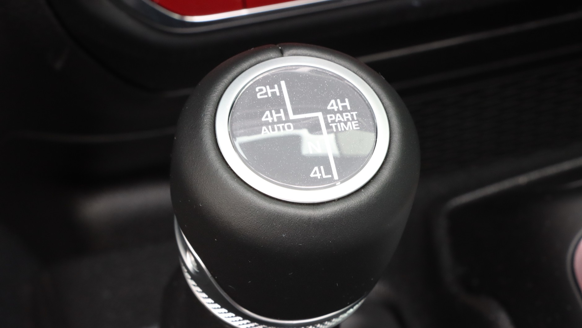 Możliwość zblokowania napędu 4x4, reduktor, dwie blokady mostów plus rozpinany stabilizator czynią z Wranglera dzielną terenówkę.