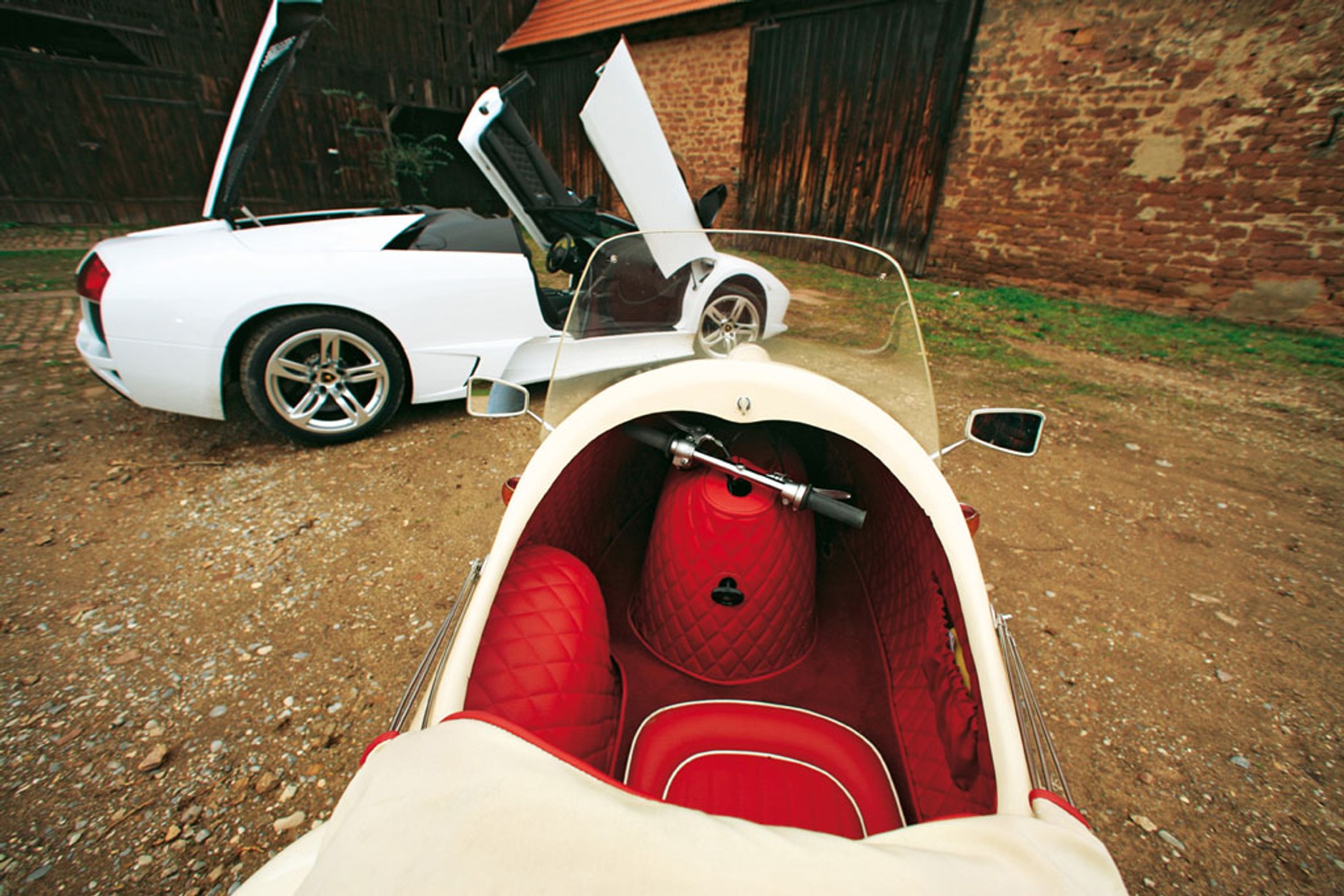 Dwa cabrio, dwa światy - Murcielago Roadster kontra Mopetta