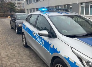 Zadzwoniła na policję. Policjanci ruszyli z pilotażem