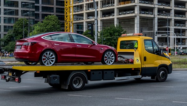 Cuda ze sprzedażą aut elektrycznych. Katastrofa Tesli jest zbawieniem dla Volkswagena, a  Chińczycy po cichu robią swoje