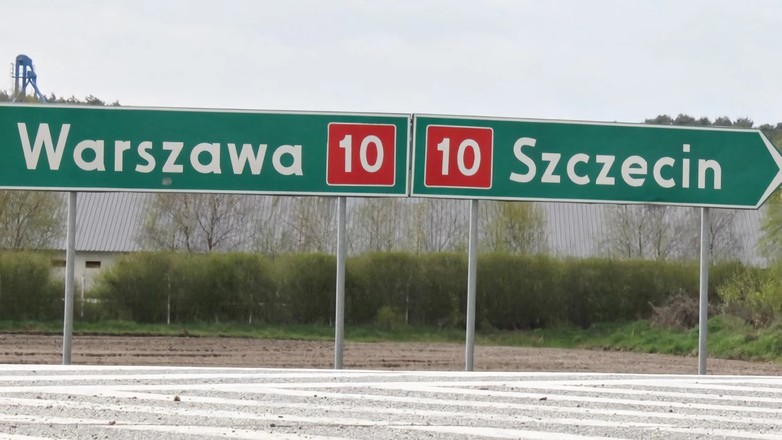 Drogowskazy na Szczecin i Warszawę stojący przy DK10 (S10)
