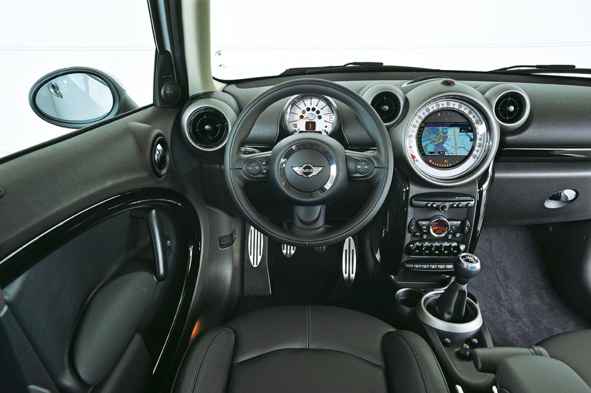 O dwóch takich, co bardzo chcieli być inni: Mini Countryman kontra Nissan Juke