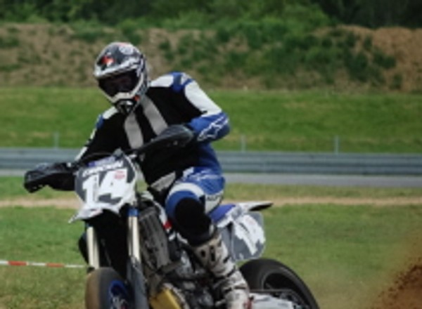 Wyścigi: ciekawe zmagania zawodników supermoto i na skuterach