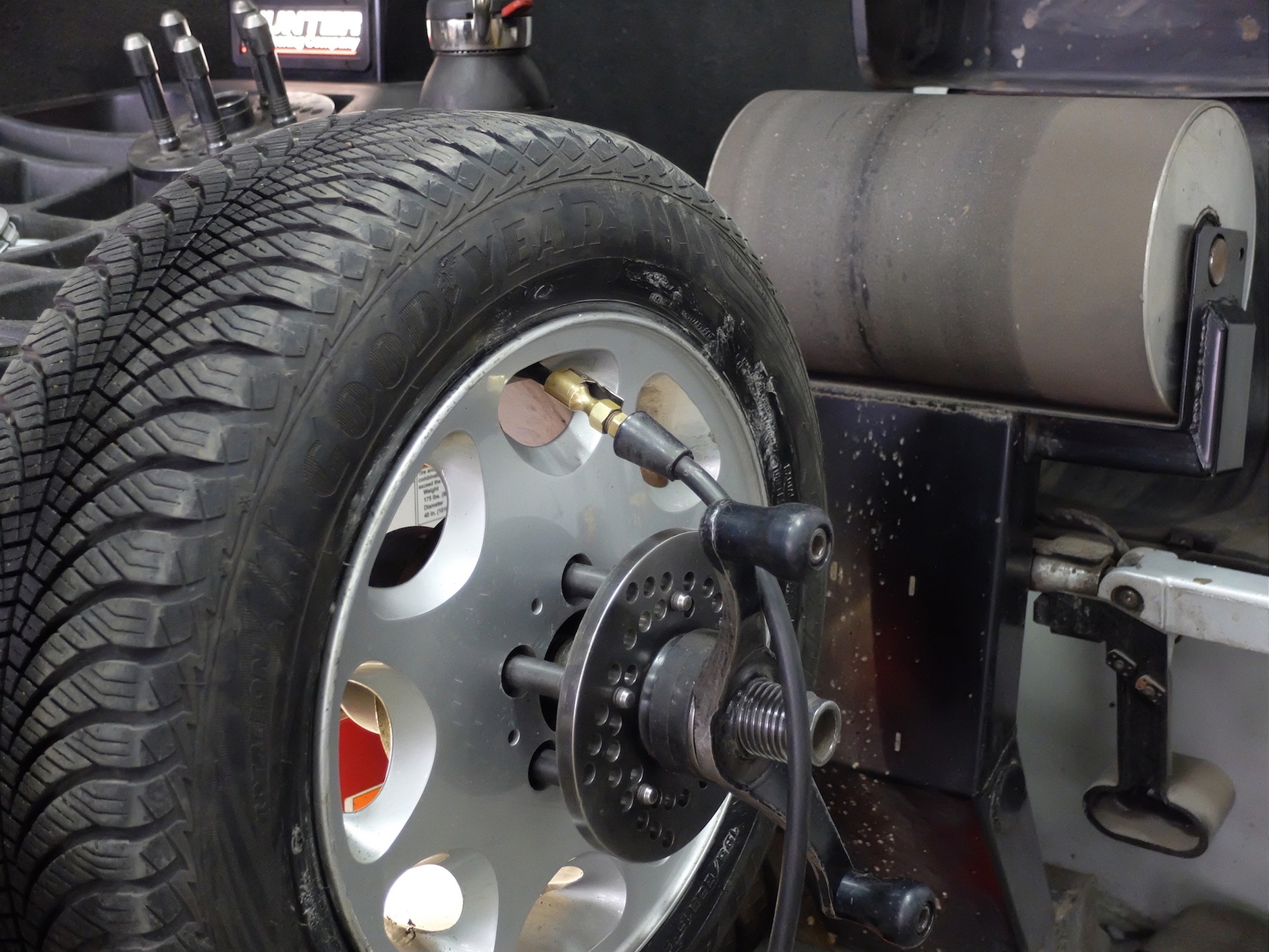 Wyważarka z testem drogowym pozwala zredukować wpływ niedoskonałości opony na powstawanie wibracji, ale jeśli opona z czasem odzyska idealny kształt... wyważenie trzeba powtórzyć