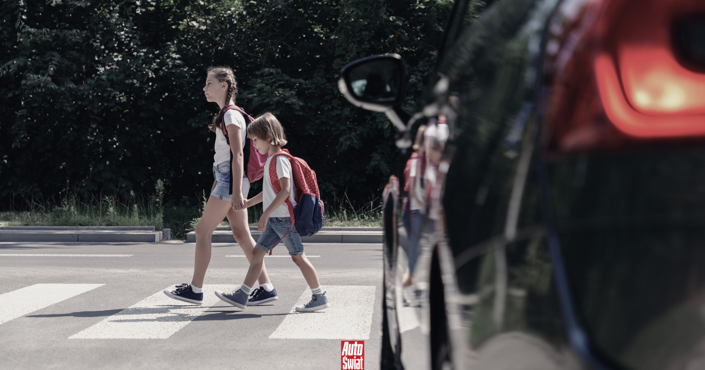 Kiedy pieszy może legalnie przejść przez jezdnię? Zasada 100 m i przejścia sugerowane