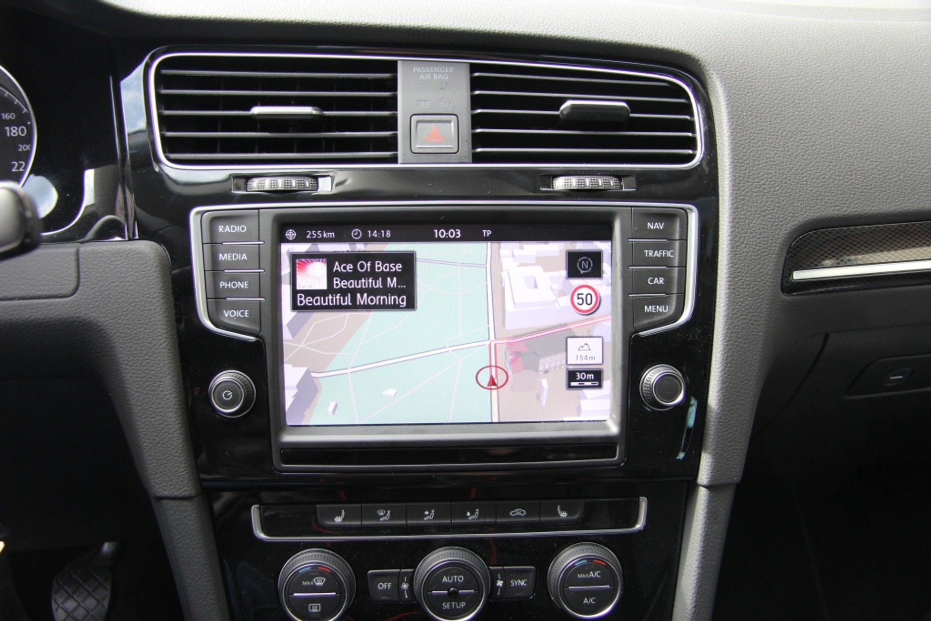 Volkswagen. Świetna grafika map, zaawansowana nawigacja Discover Pro  i dziwne prowadzenie