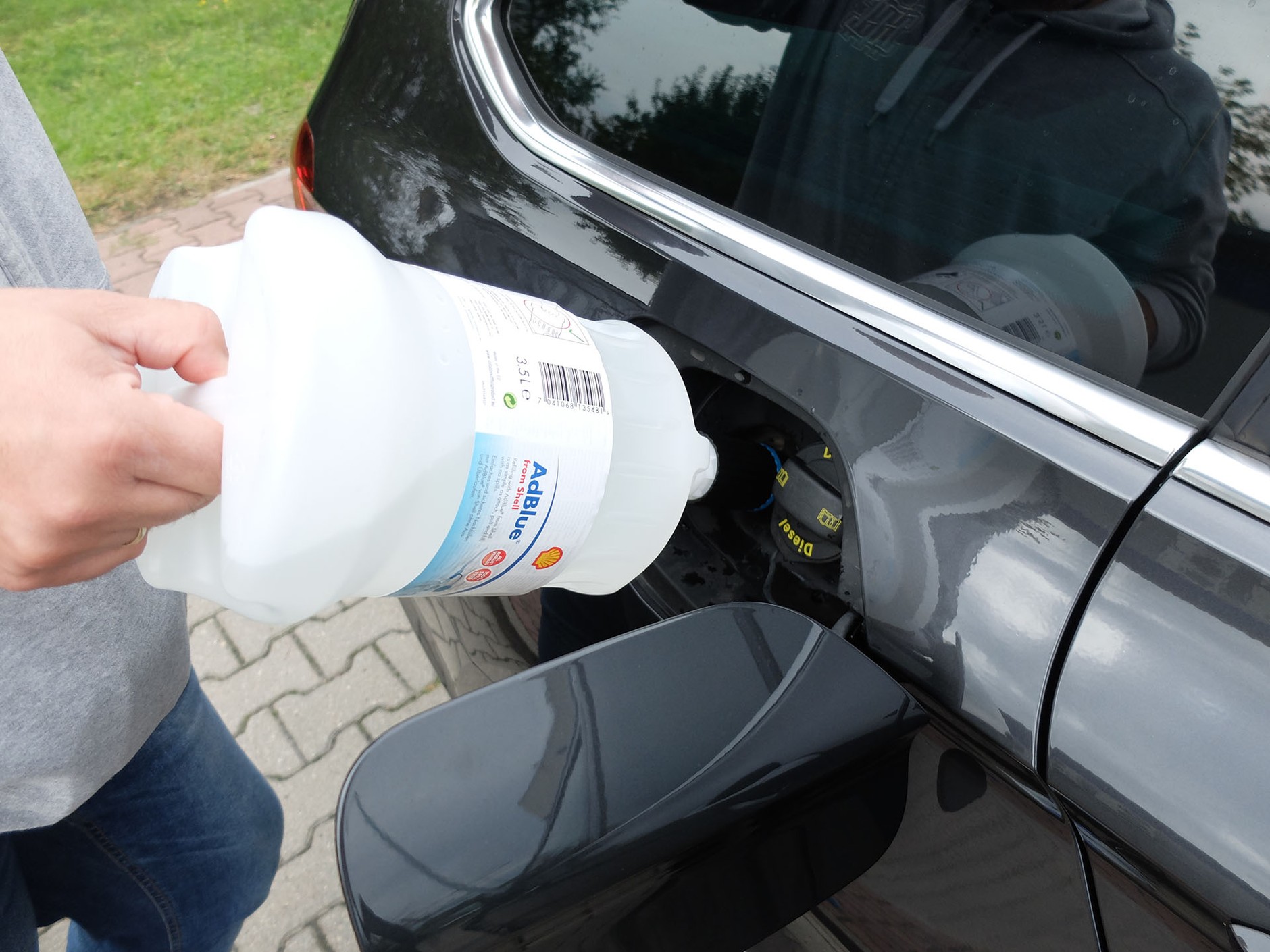 AdBlue można uzupełnić samodzielnie, nie trzeba w tym celu jechać do warsztatu – płyn da się kupić w sklepach motoryzacyjnych i na stacjach benzynowych.