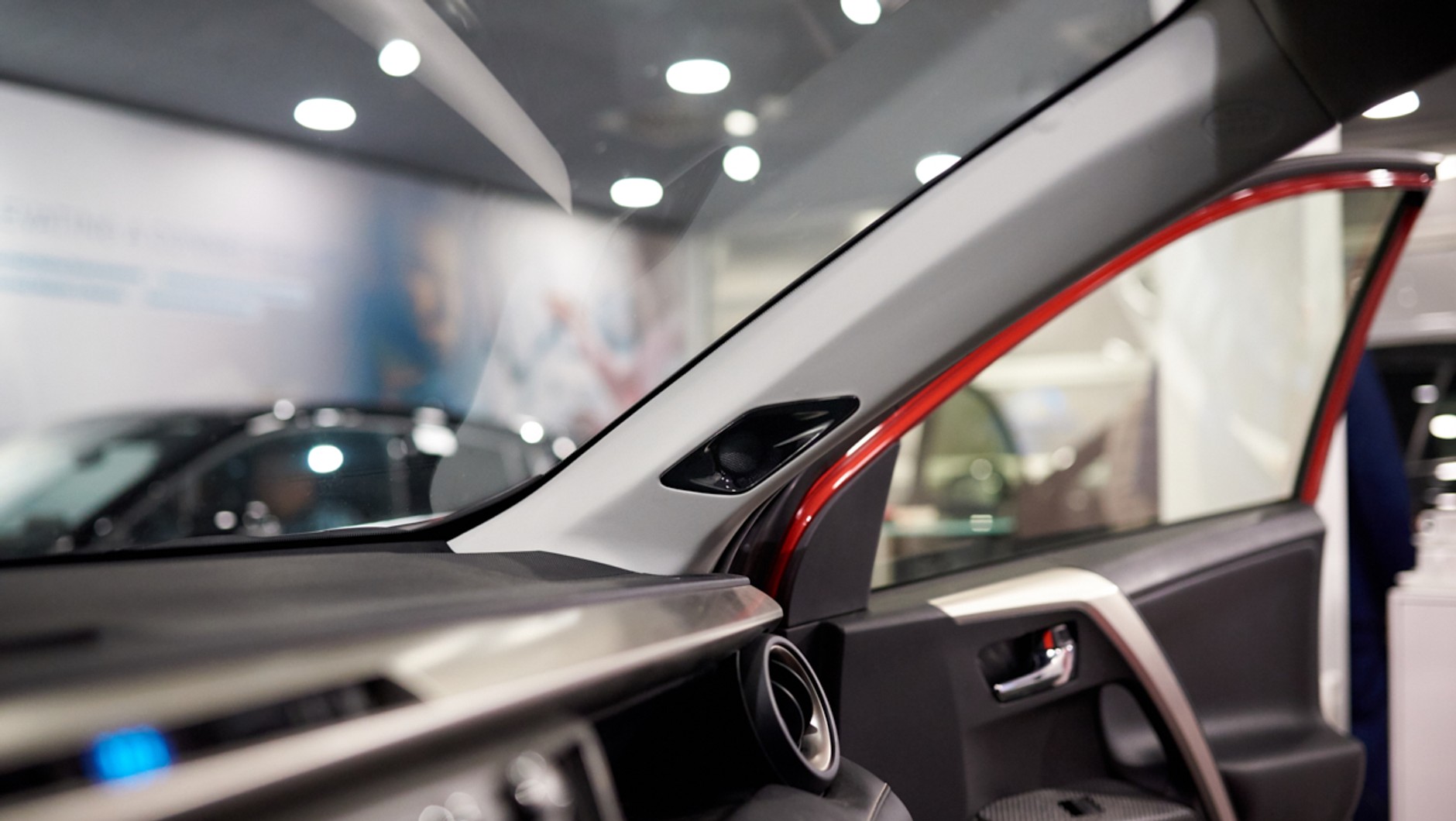 Głośniki wysokotonowe w słupkach pojawią się w kolejnych modelach Toyoty. Na zdjęciu obecna RAV4 z nowym systemem audio jaki pojawi się w następcy