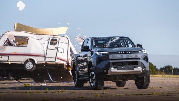 Zrzucili przyczepę kempingową na Toyotę Hilux